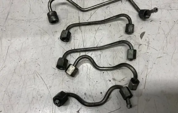 Fuel injector supply line/pipe