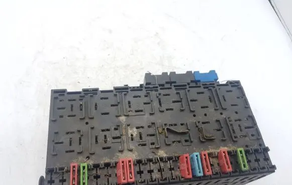 Volkswagen Golf III Fuse module 357937039