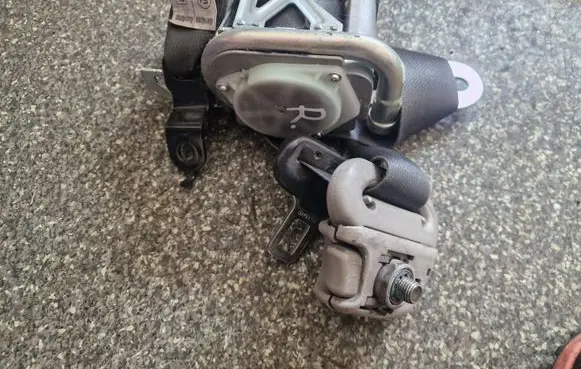 Chrysler 300 - 300C Front seatbelt