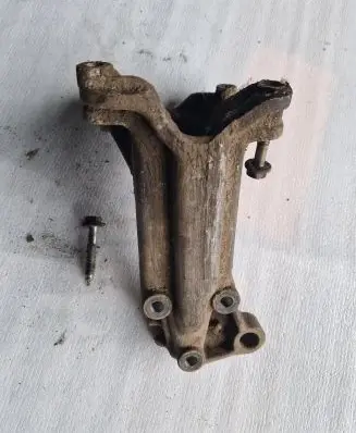 Volkswagen PASSAT B3 Engine mounting bracket 357199354
