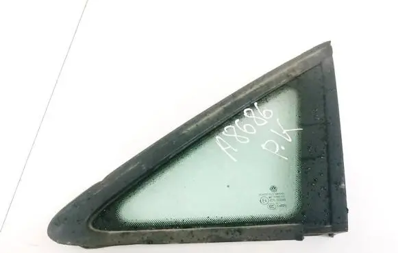 Volkswagen Touran I Front triangle window/glass 