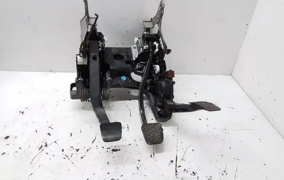 Opel Insignia A Pedal assembly 
