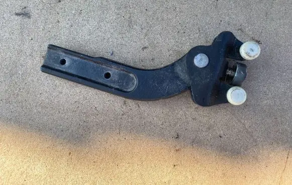 Mercedes-Benz Vito Viano W639 Sliding door lower roller guide/hinge A6397601747 08W01 ZGS005