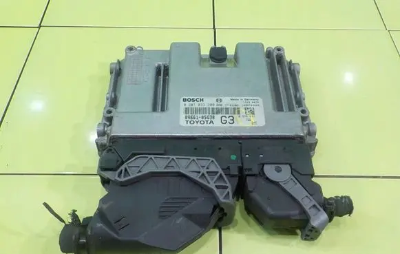 Toyota Avensis T270 Engine control unit/module 8966105G30