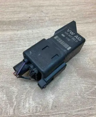 Volkswagen PASSAT B6 Glow plug pre-heat relay 038907281D 0281003038