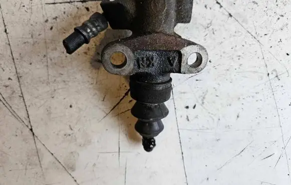 Subaru Forester SG Clutch slave cylinder 