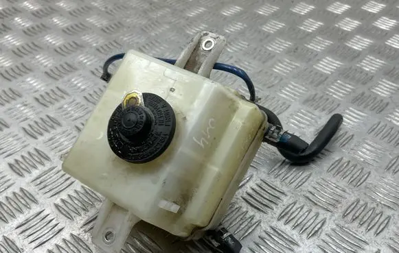 Toyota Auris E180 Brake fluid reservoir 