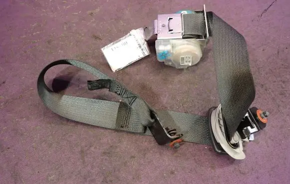 KIA Carens I Front seatbelt 898101D000