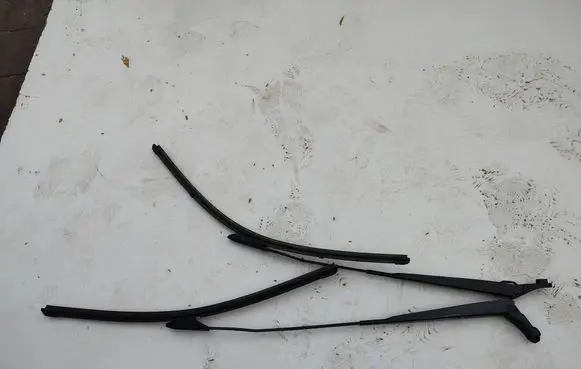 Front wiper blade arm