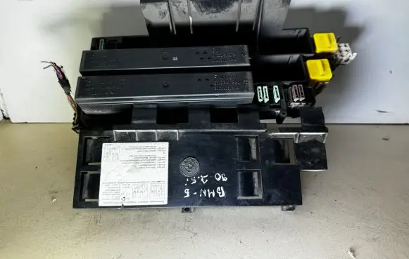 BMW 5 E34 Fuse module 61131378539 1378539 1379555