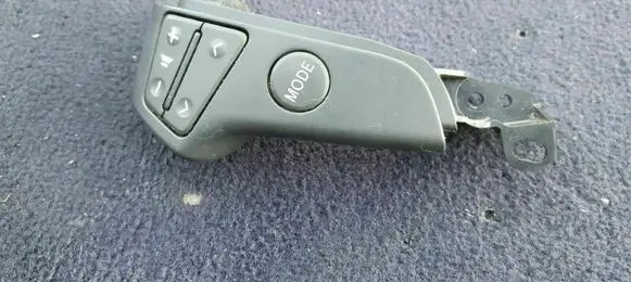 Toyota Avensis T250 Steering wheel buttons/switches 75b596