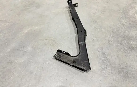 Audi A5 8T 8F Fender mounting bracket 8T0821135G