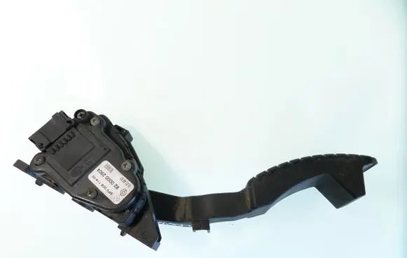 Accelerator throttle pedal