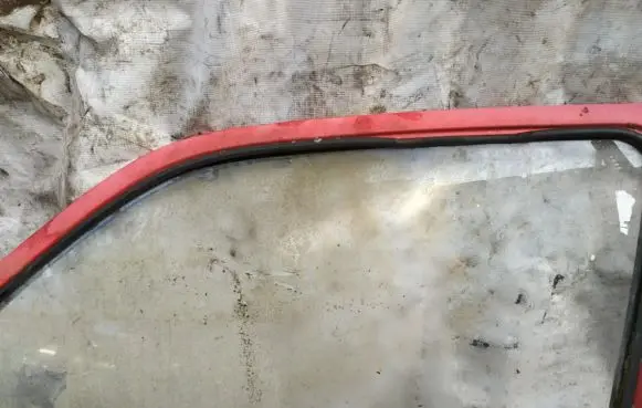 Ford Fiesta Front door window glass four-door