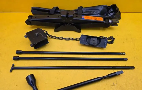 Mercedes-Benz X-class W470 Tool set 