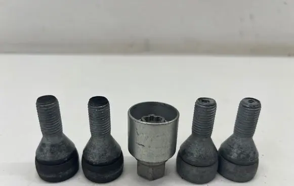 Renault Captur II Anti-theft wheel nuts and lock 