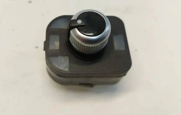 Wing mirror switch