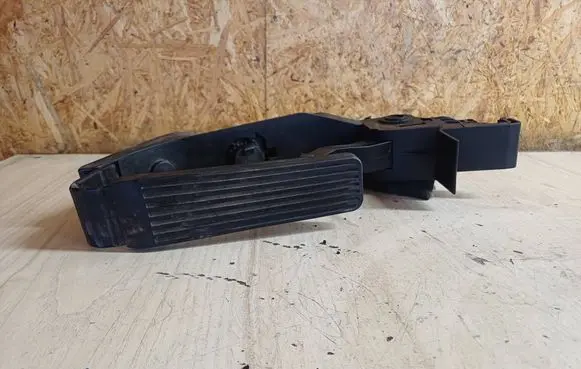 Mercedes-Benz C W203 Accelerator throttle pedal A2033000104