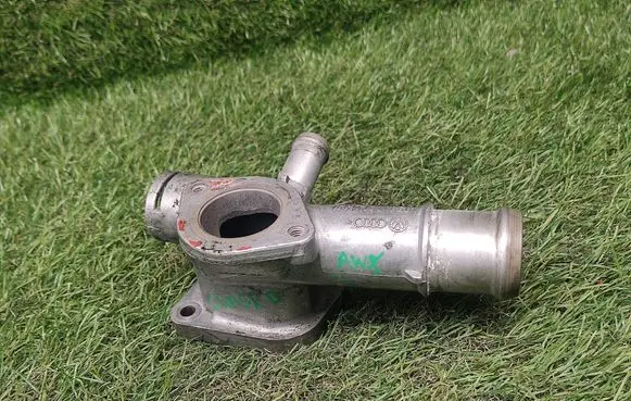 Skoda Superb B6 (3T) Engine coolant pipe/hose 038121133A
