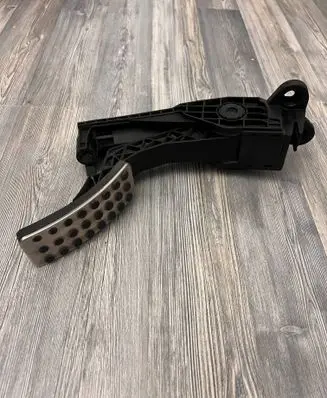 Mercedes-Benz GL X164 Accelerator throttle pedal A1643000104 0013 ZGS005