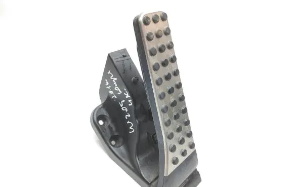 Accelerator throttle pedal