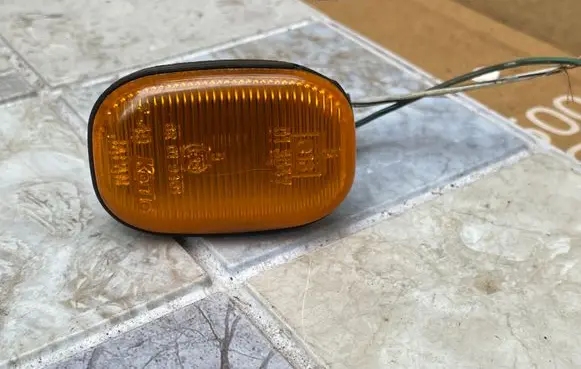 Toyota Avensis Verso Front fender indicator light 013047