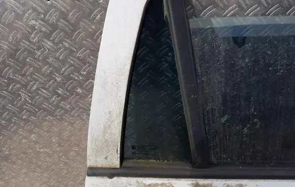 Opel Astra G Rear vent window glass 