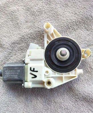 Mercedes-Benz E W212 Front door window regulator motor 0130822503