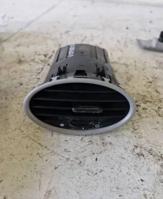 Ford Focus Dash center air vent grill