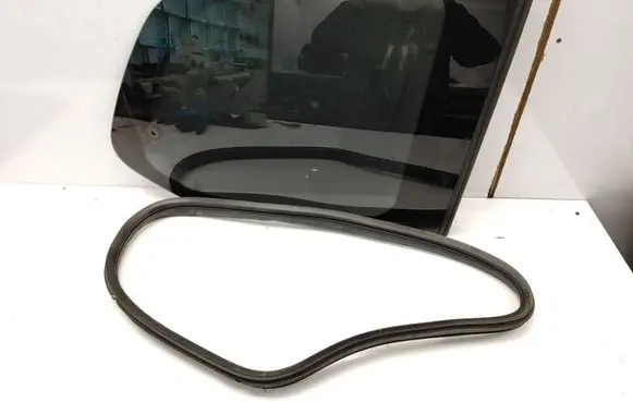 KIA Carnival Rear side window 43R000386