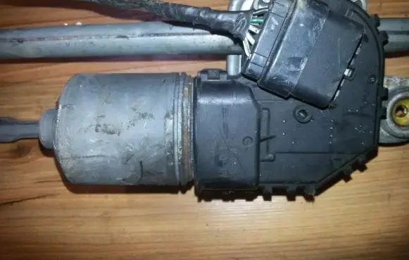 Ford Mondeo Mk III Wiper motor 0390241703