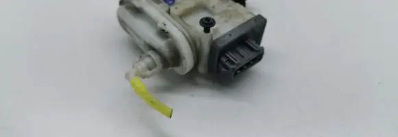 Volkswagen PASSAT B4 Central locking vacuum pump 3A0862153B