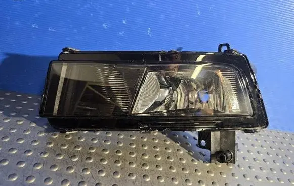 Volkswagen Touran III Front fog light 1046001