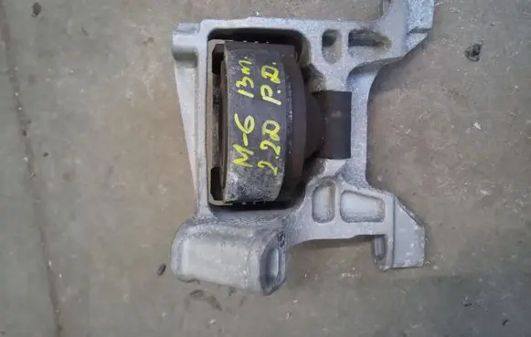 Mazda 6 Engine mount bracket