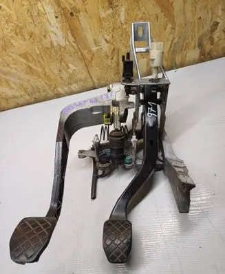 Volkswagen PASSAT B5.5 Brake pedal 8D1721117L