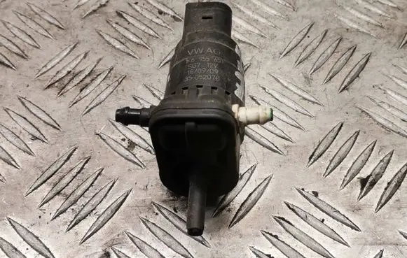 Skoda Octavia Mk2 (1Z) Windscreen/windshield washer pump 1K6955651 35052078