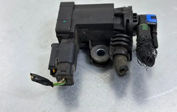 Ford Mondeo MK V Vacuum valve 9808206880