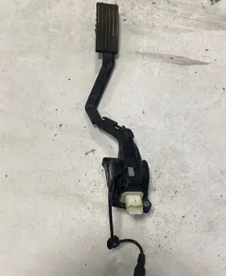 Accelerator throttle pedal
