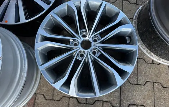 Hyundai Genesis R18 alloy rim 