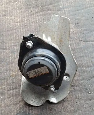 Mercedes-Benz ML W164 Engine mount bracket A2512403117