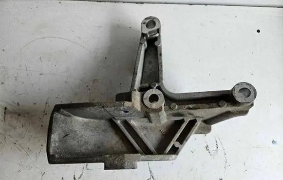 Volvo XC90 Engine mounting bracket 30680710