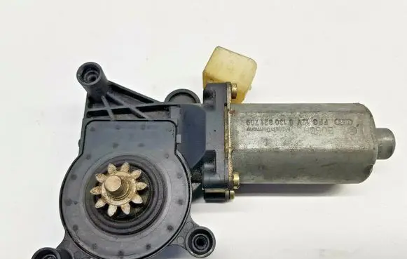Mercedes-Benz E W210 Front door window regulator motor 0130821709