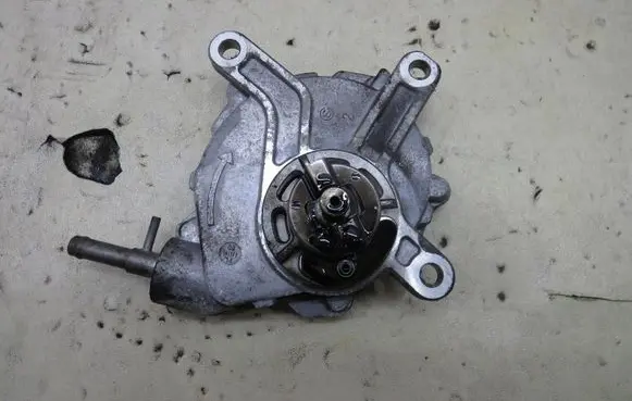 Toyota RAV 4 (XA40) Vacuum pump 26051454