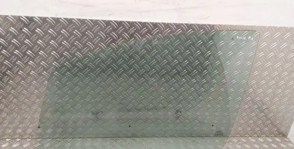 Toyota Yaris Front door window glass four-door