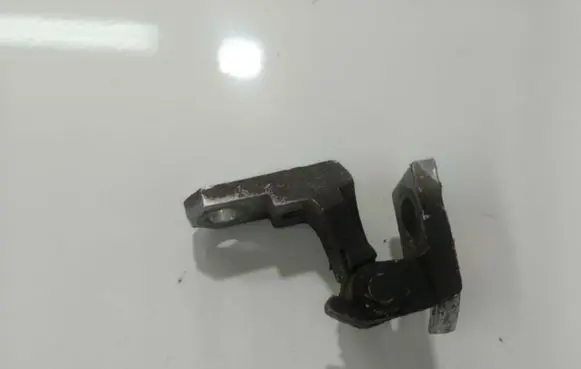 Volkswagen Touran I Rear door lower hinge 