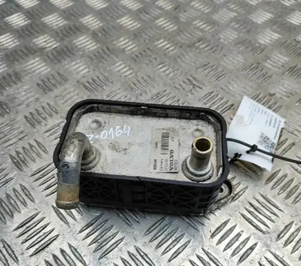 Volvo V70 Engine oil radiator 8677973