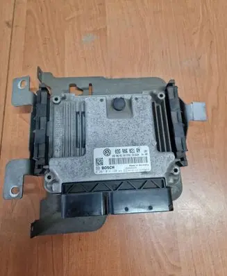 Volkswagen Touran I Engine control unit/module 03G906021RN 0281014128