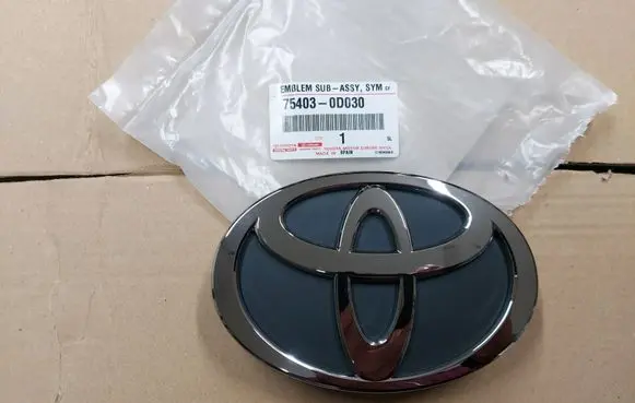 Toyota Yaris Cross Manufacturer badge logo/emblem 754030D030