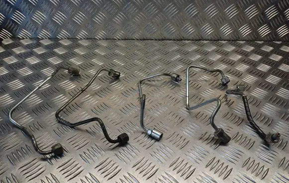 Toyota Avensis T250 Fuel injector supply line/pipe 