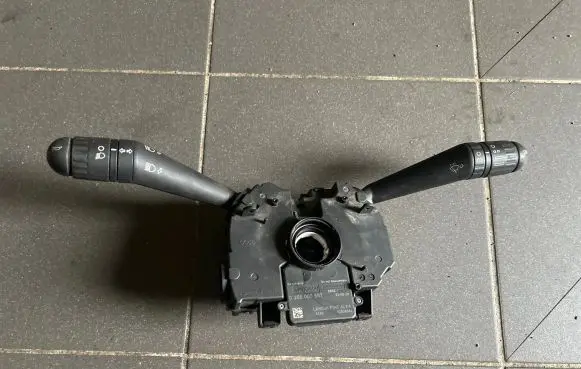 Wiper turn signal indicator stalk/switch